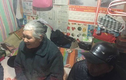 大爷骑三轮不慎划轿车借钱赔偿 姑娘感动退钱