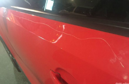 不比“老炮儿”差 大爷划轿车借钱赔偿