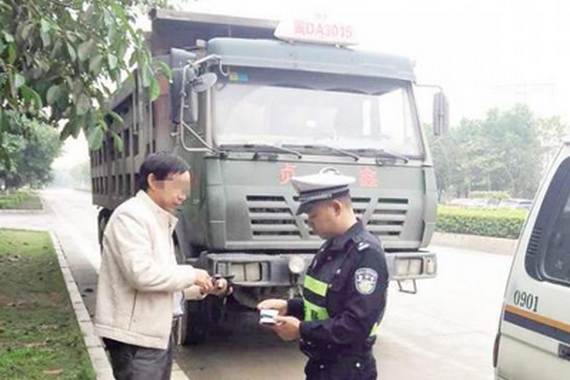 车主被开五万元天价罚单 车辆超载近3倍