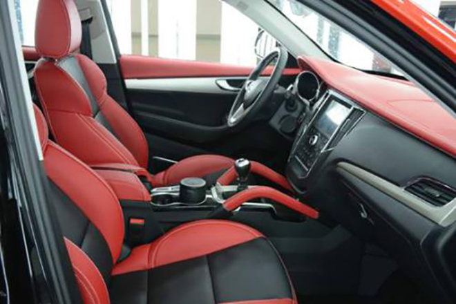 设计惊艳 众泰SR7第一季内饰实拍图曝光