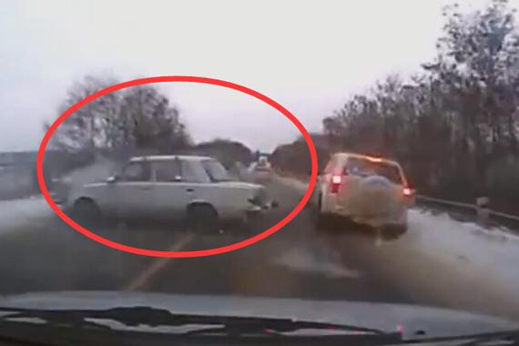 视频：恐怖车祸！打滑汽车躲不过的碰撞