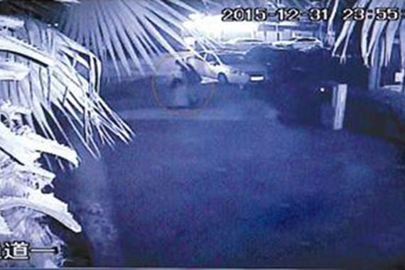 情侣大街上吵架 女方顺势倒地不起遭碾压