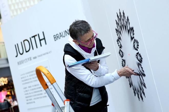 艺术大师Judith Ann Braun女士在活动进行创作