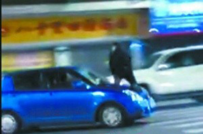 佛山男子醉驾顶飞民警 警方两度鸣枪示警