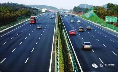 老炮儿们,开高速为啥喜欢在中间的车道?