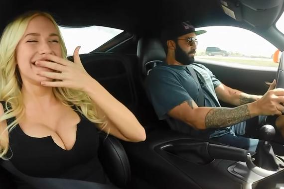 视频：尖叫连连！性感女孩体验道奇蝰蛇