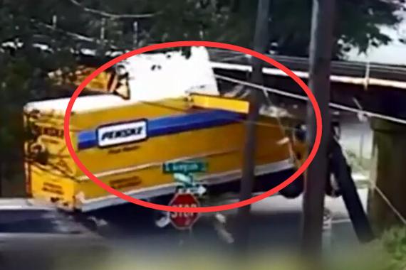 视频：美国一铁路桥低矮 上百辆车被掀顶