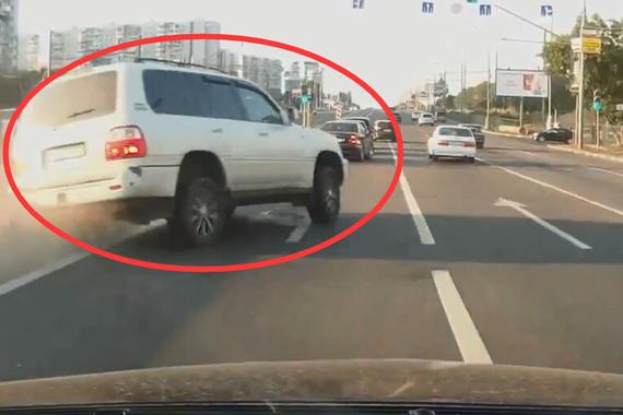 视频：不可思议！汽车如同拍电影般躲闪