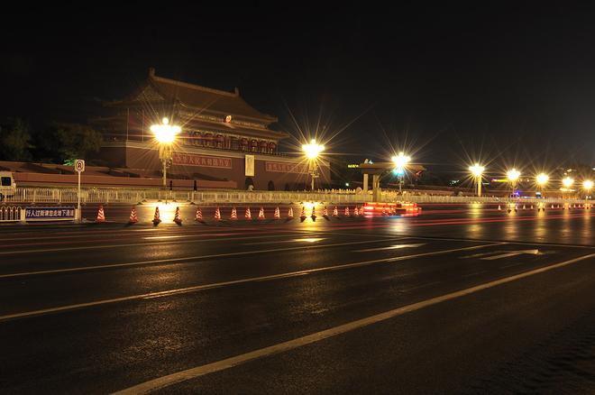 男子开套牌车为避盘查闯灯逆行被批捕