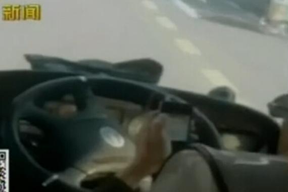 视频：公交司机抢红包！双手离开方向盘