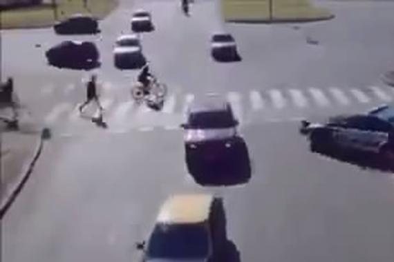 视频：繁忙的路口没有红绿灯依然畅通？