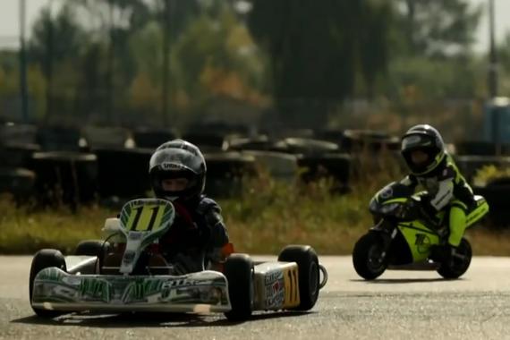 视频：别人家的孩子！两岁小孩的赛道PK