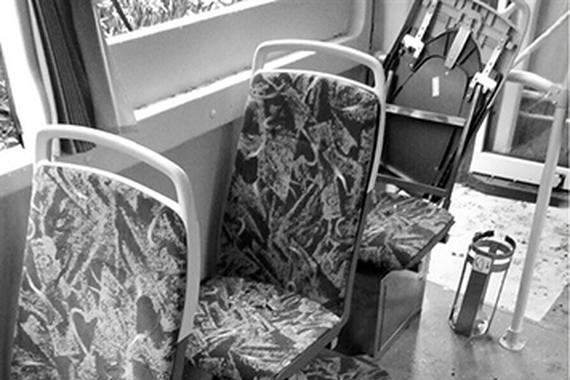 井盖松动卡住大巴 乘客在座位上被弹飞