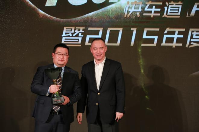 远誉广告(中国)有限公司董事长兼CEO徐剑锋为最佳自主品牌车型——吉利博瑞颁奖