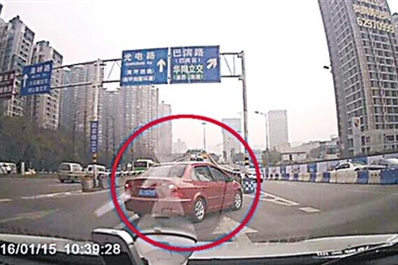 前车11秒连变5车道 后车急刹损坏车中电脑