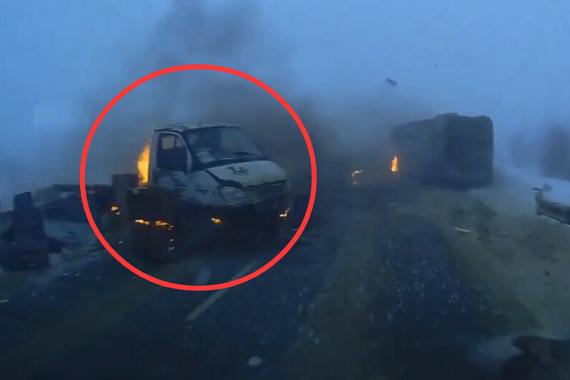 视频：逆向超车撞出火！瞬间货车烧没了