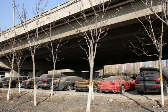 北京桥下无牌豪车群一夜转移 豪车无人领