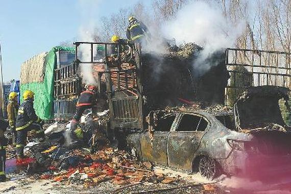 济青高速追尾起火 车烧成空壳惊心动魄