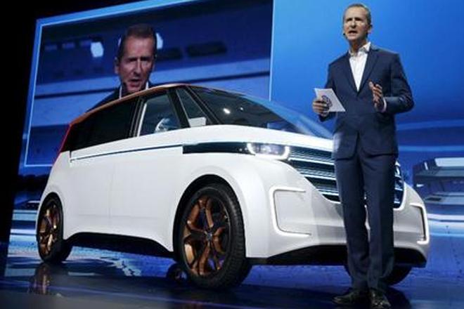 大众品牌CEO赫伯特·迪斯今年CES展上介绍BUDD-e电动概念车