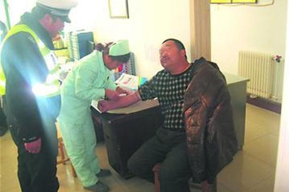 男子酒驾遇交警 欲换座因体形过胖被卡住