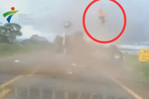 视频：巴西幸运儿！车祸空翻3周半仍幸存