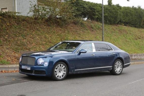 预计年内首发 新款宾利慕尚长轴距版谍照