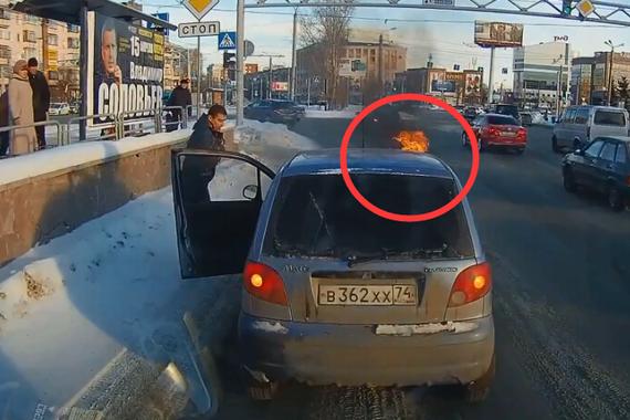 视频：惊呆路人！大雪中这轿车突然起火