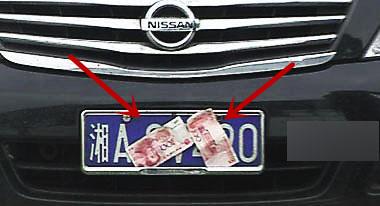 看过它们后决定再也不“挡”车牌了!