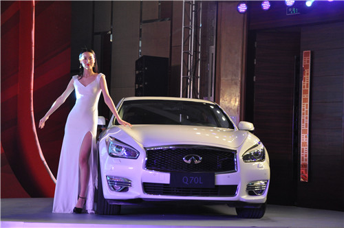 石闻女士车前展示