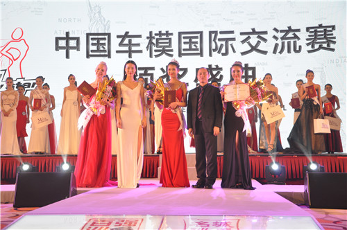 中国汽车新闻工作者协会常务副理事长兼秘书长李元胜先生(右二)为冠军得主颁奖