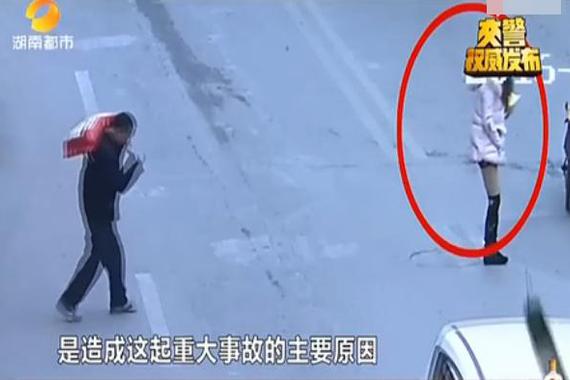 司机酒驾瞟美女 撞死过路打电话女子