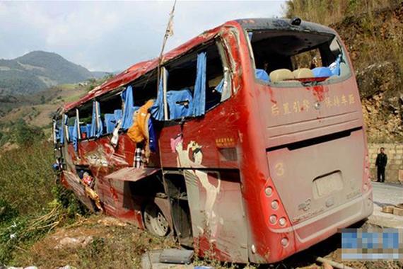 云南临沧发生大巴车侧翻事故 致2死17伤