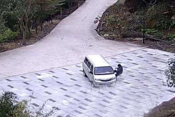 司机用身体阻挡溜车 被碾压昏迷