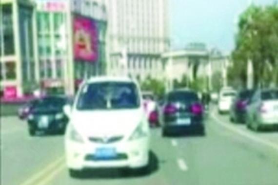 轿车闹市区高速倒车变道超车 时速超60公里