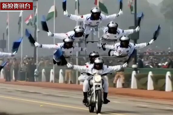 视频：印度阅兵！摩托车队再现神级表演