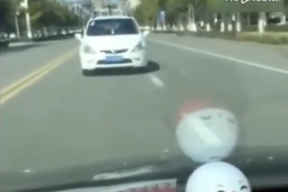 司机闹市区时速60公里开倒车被刑拘