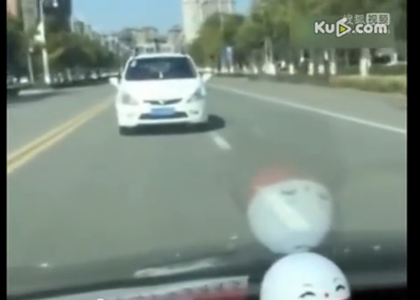 司机闹市区时速60公里开倒车被刑拘