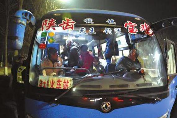 陕西一客车核载19人实载40人 司机还醉驾
