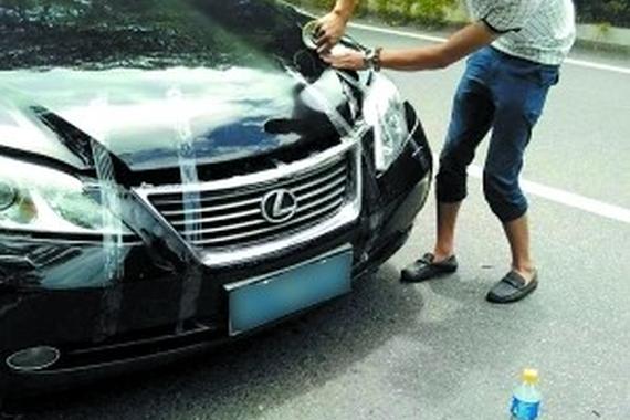 女司机开豪车碰瓷 白天坑货车晚上盯酒驾