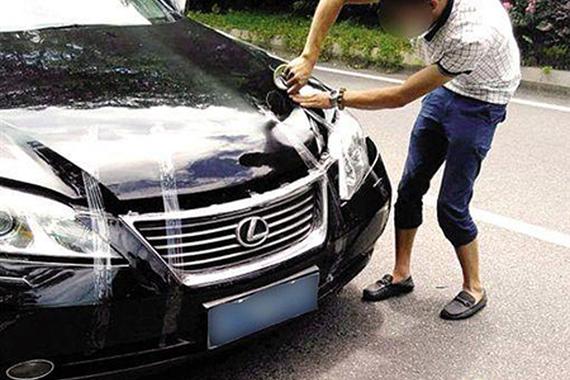 女子驾豪车闹市碰瓷 晚上专撞酒驾车