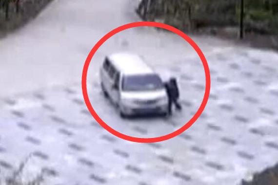 视频：忘拉手刹！司机用身体挡车被碾压