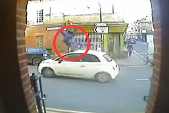 视频：疾驰轿车撞飞男子！旋转数圈坠地