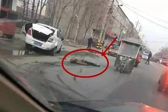 山东一男子疑被面包车撞倒后再遭碾压