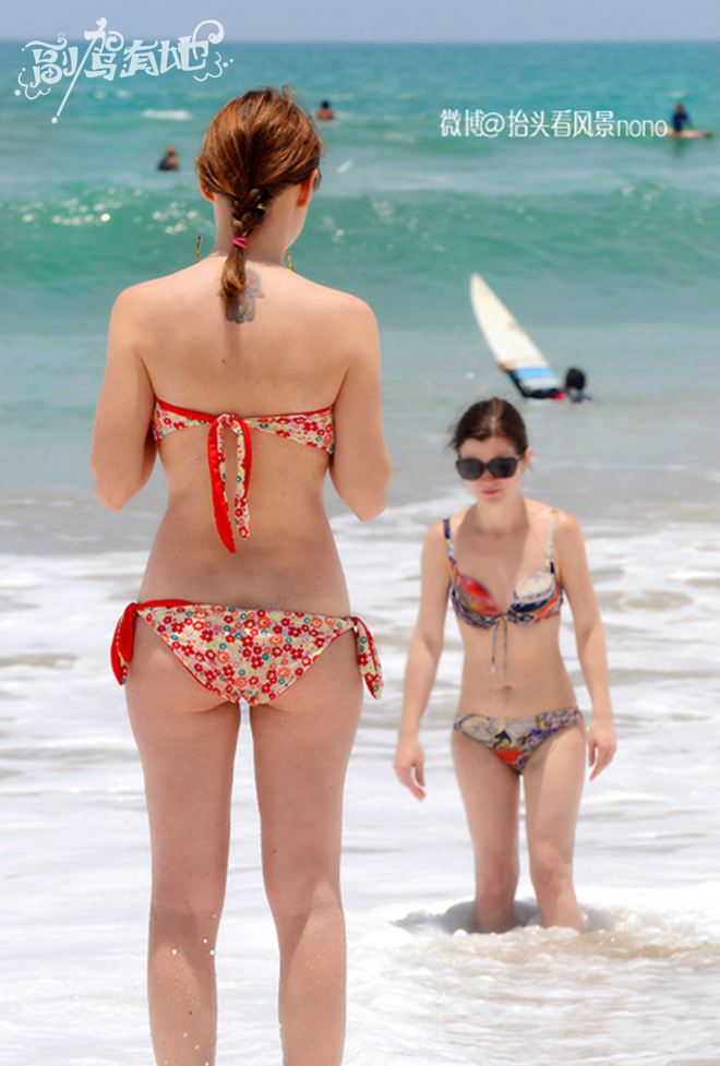 库塔海滩上那些身着惹眼比基尼的美女们