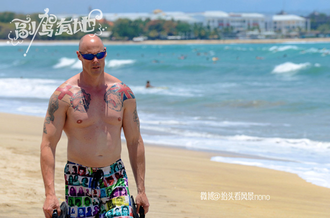 库塔海滩上那些身着惹眼比基尼的美女们