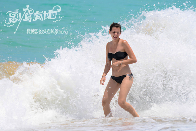 库塔海滩上那些身着惹眼比基尼的美女们