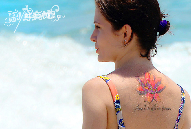 库塔海滩上那些身着惹眼比基尼的美女们