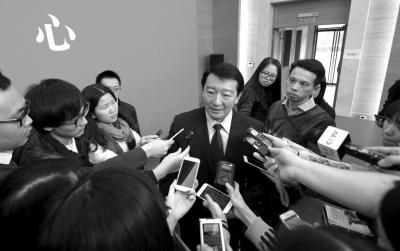 交通委发言人容军被记者团团围住(京华时报记者潘之望摄)