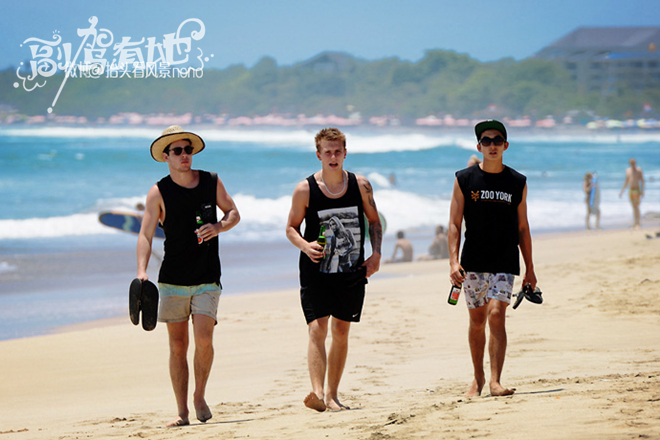 库塔海滩上那些身着惹眼比基尼的美女们