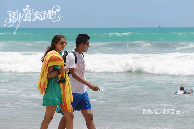 库塔海滩上那些身着惹眼比基尼的美女们